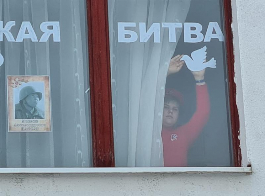 Акцию «Сталинградские окна» провели юнармейцы отряда «Крылья России» в Морозовске   
