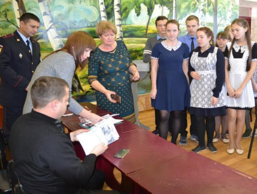 Старшеклассники и студенты Морозовска встретились с сотрудниками группы по контролю за оборотом наркотиков
