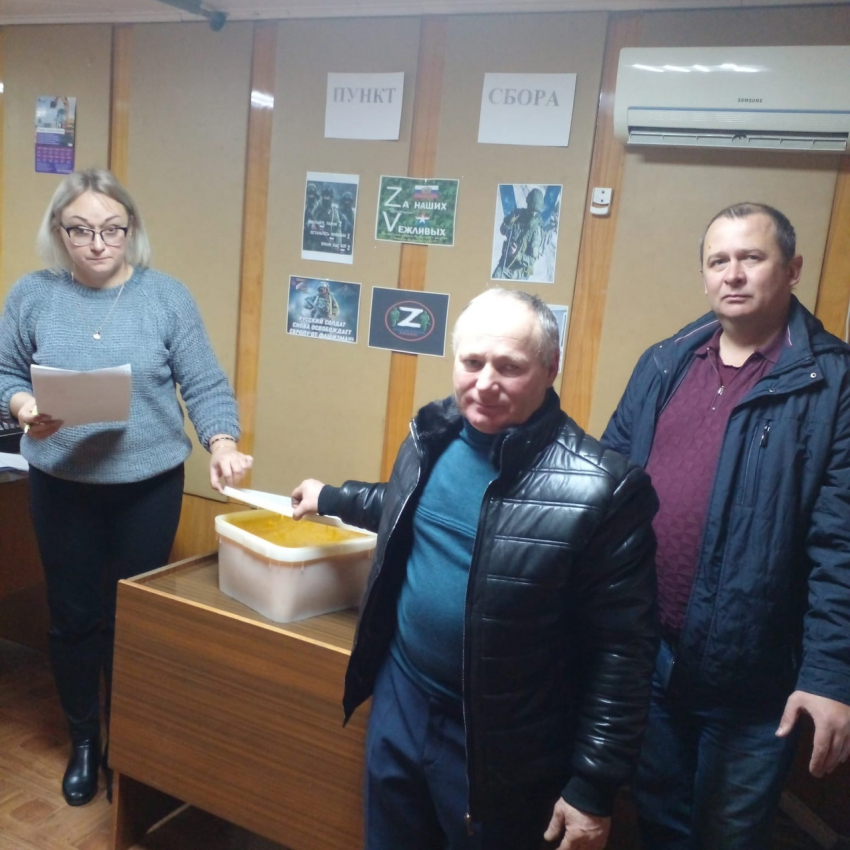 Около 100 килограммов свежего меда передали бойцам пчеловоды Гагаринского сельского поселения