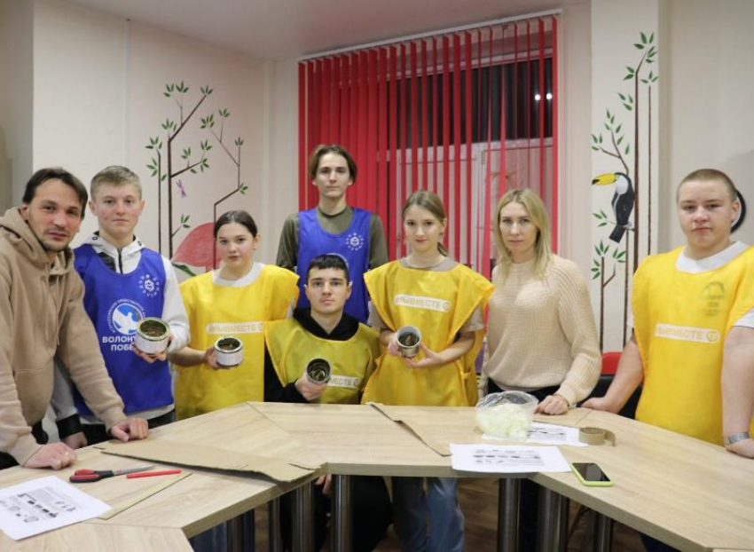 Волонтеры морозовского многофункционального молодежного центра изготовили блендажные свечи для бойцов СВО