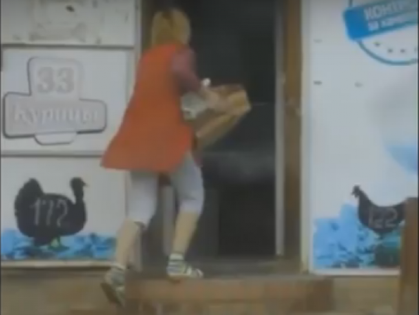Это были не окорочка, - продавщица в Морозовске прокомментировала видеозапись с рассыпанным на асфальте мясом