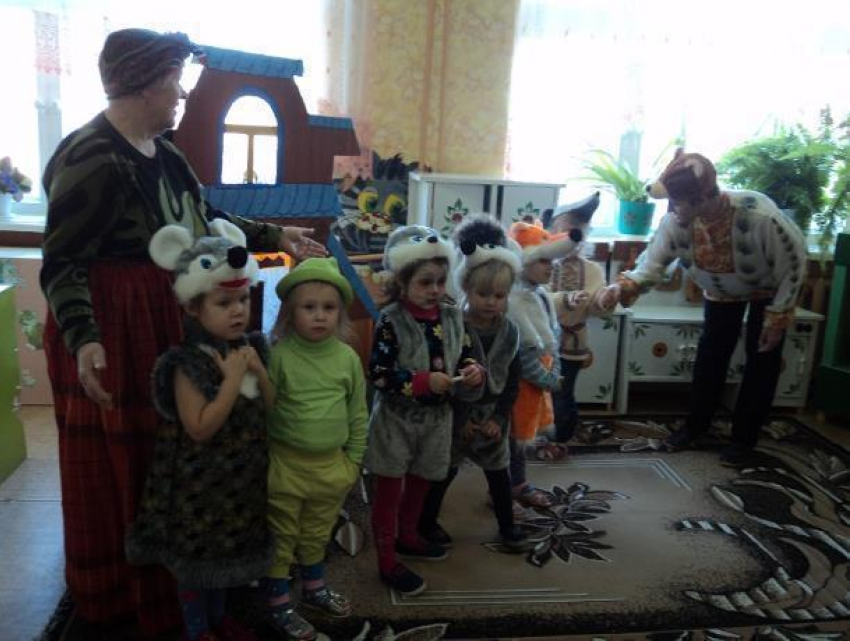 Воспитанники младшей группы детского сада «Колобок» в Морозовске сыграли в первом в своей жизни спектакле