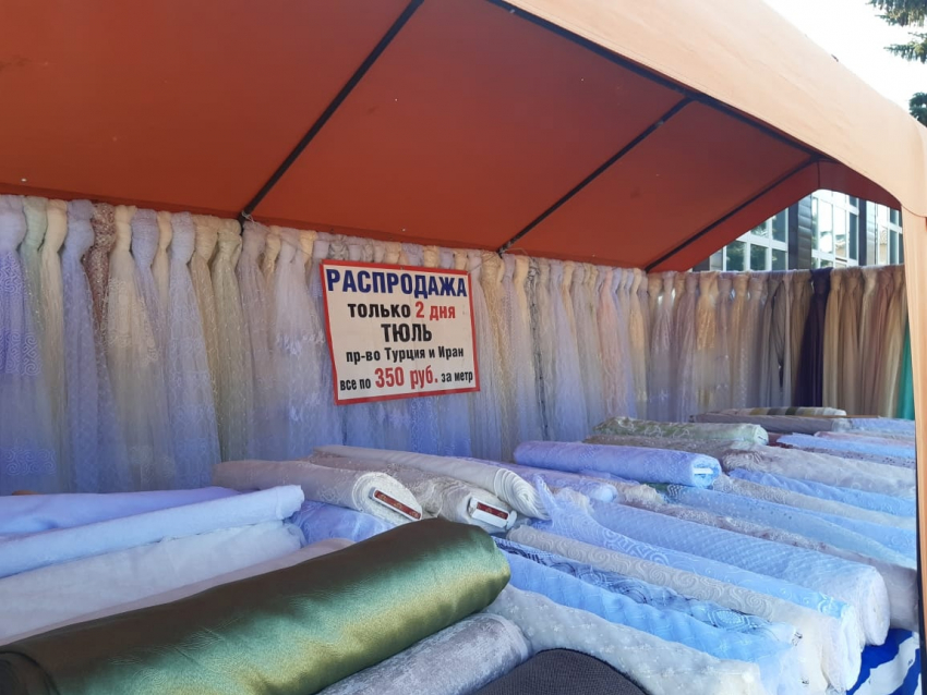 По просьбам морозовчан палатка в выставкой-продажей текстиля осталась в городе до выходных