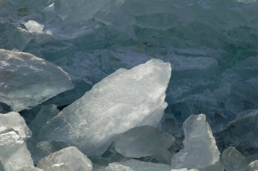 Лед на реке Быстрая становится хрупким: морозовчанам рекомендовали следить за детьми