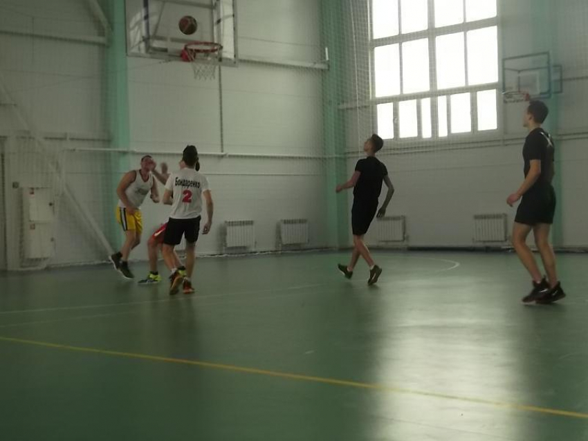 Блестящие трехочковые броски принесли команде СКА очередную победу на соревнованиях по баскетболу в Морозовске