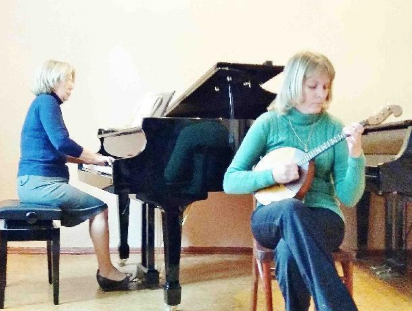 Старшеклассники поздравили малышей с Международным днем музыки в детской школе искусств Морозовска