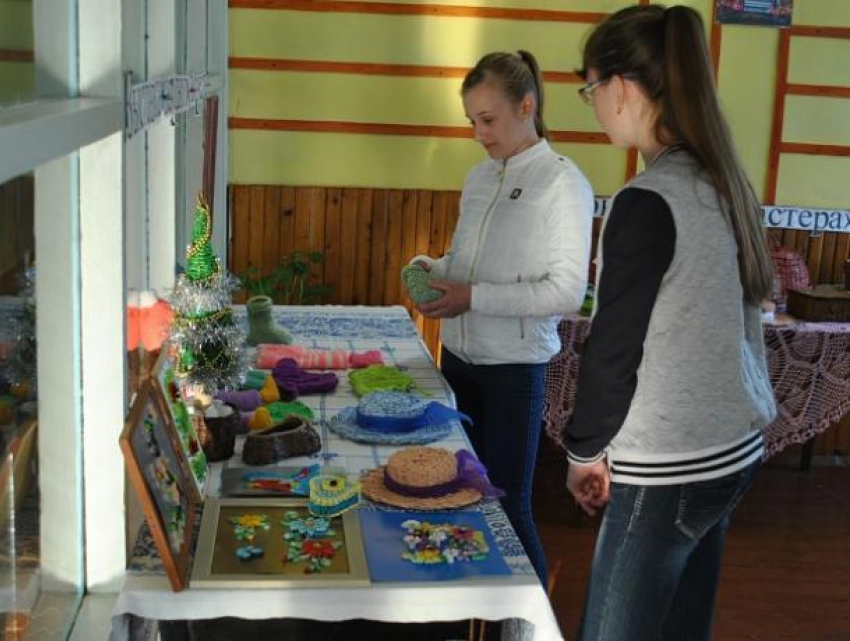Выставка народного творчества «Добрых рук мастера» открылась в Доме культуры хутора Вишневка