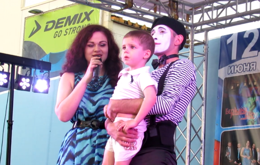 Маленький мальчик потерялся на празднике в Морозовске и попал на сцену