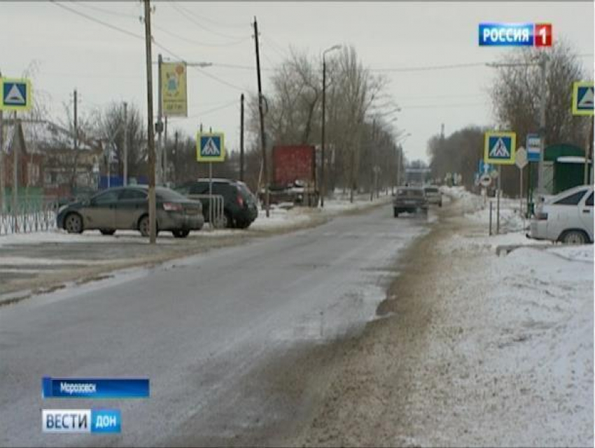 Травмоопасные дороги Морозовска показали по региональному телевидению