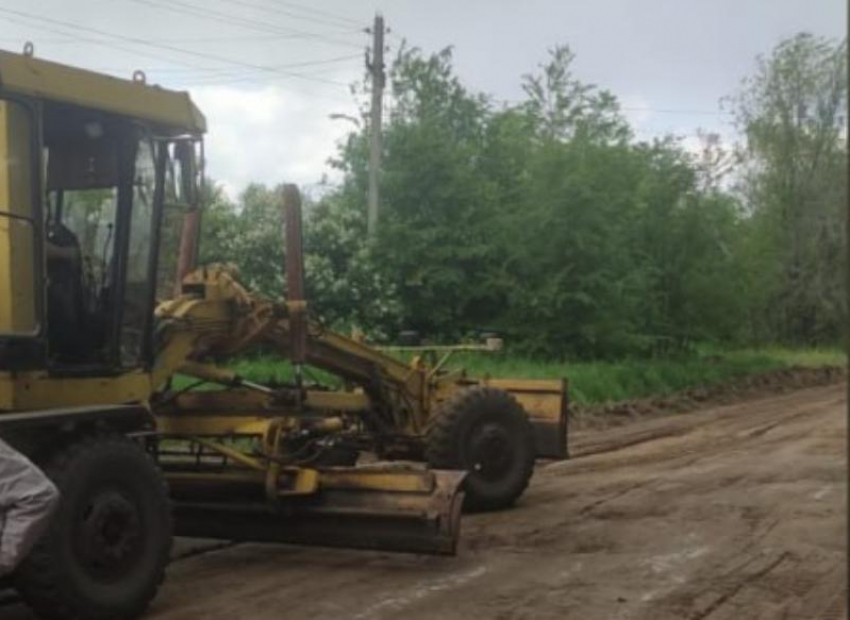 Имеются проблемы закупки запасных частей к автогрейдеру, - сообщила администрация Морозовского городского поселения