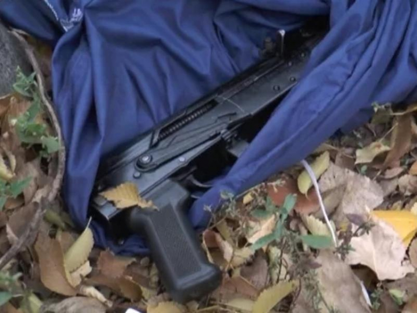 Гранаты, пистолет и автомат Калашникова, обнаружены на Северном кладбище в Морозовске 