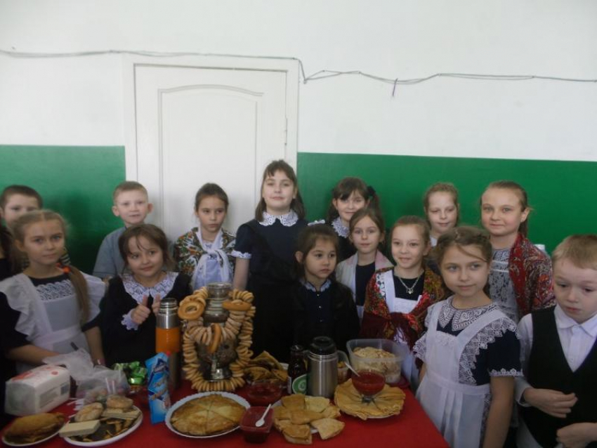 Ярмарку-праздник «Широкая Масленица» провели для младших классов в морозовской школе №6 