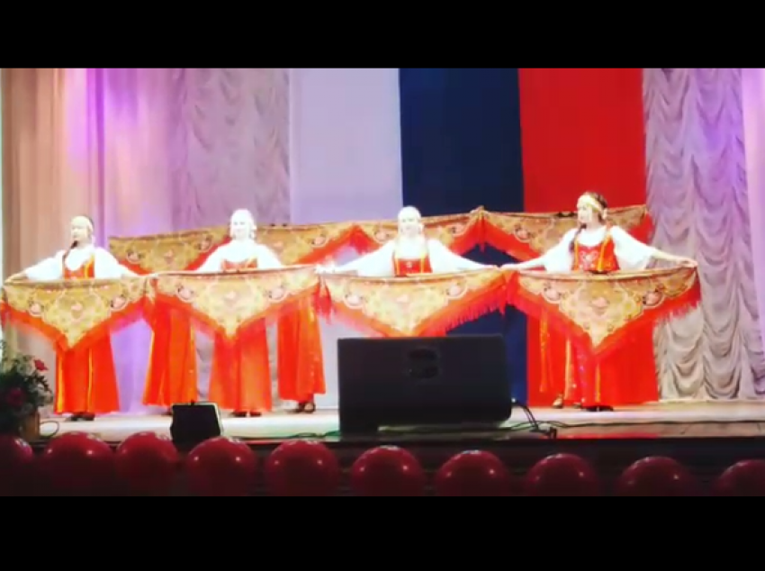Видео концерта в доме культуры ко Дню народного единства в Морозовске появились в Сети