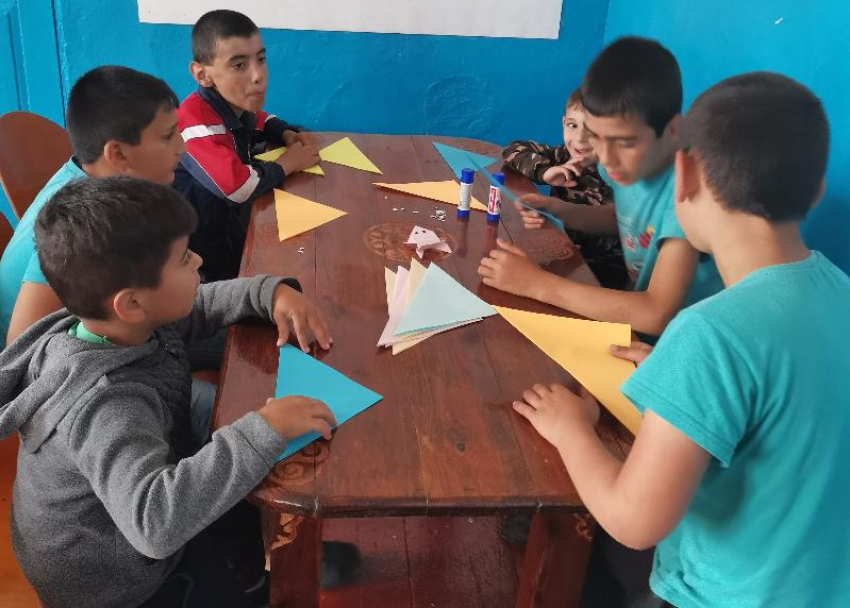 Мастер-класс по технике оригами провели для детей в хуторе Сибирьки