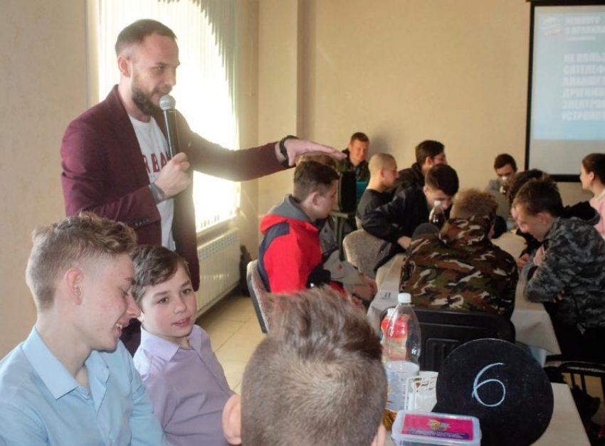 Интеллектуальную развлекательную игру «Квиз» провели для молодежи Морозовского района