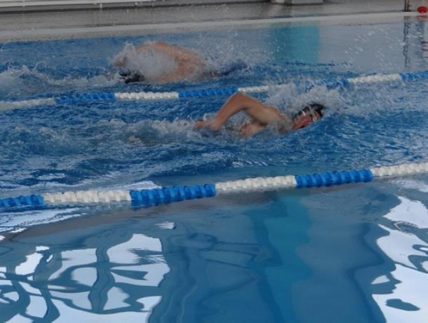 Дети и взрослые старше 59 лет стали участниками соревнований по плаванию в Морозовске