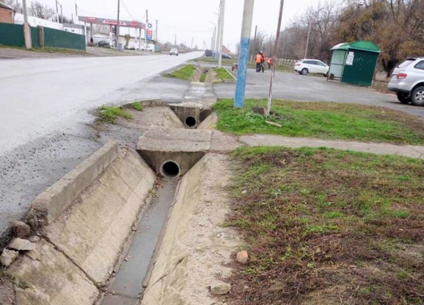 Город готовят к дождям: ливнёвки прочищают от мусора и листьев