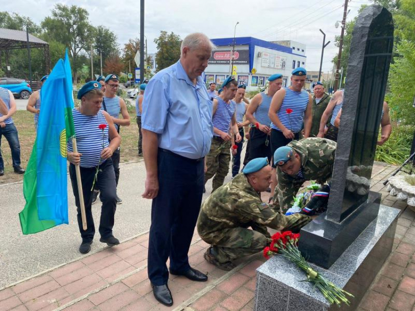 Акция «Голубые береты» в честь Дня ВДВ прошла в Морозовске в центре города 