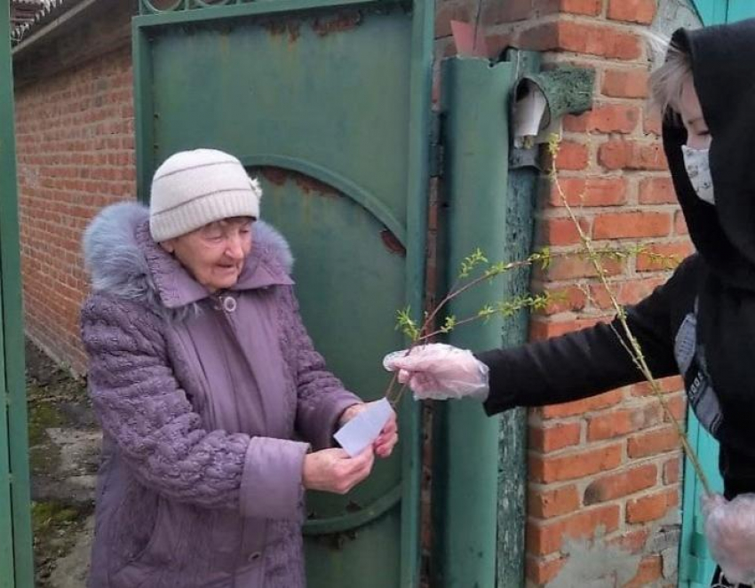 Около сотни пожилых морозовчан в праздник получили от волонтеров веточки вербы