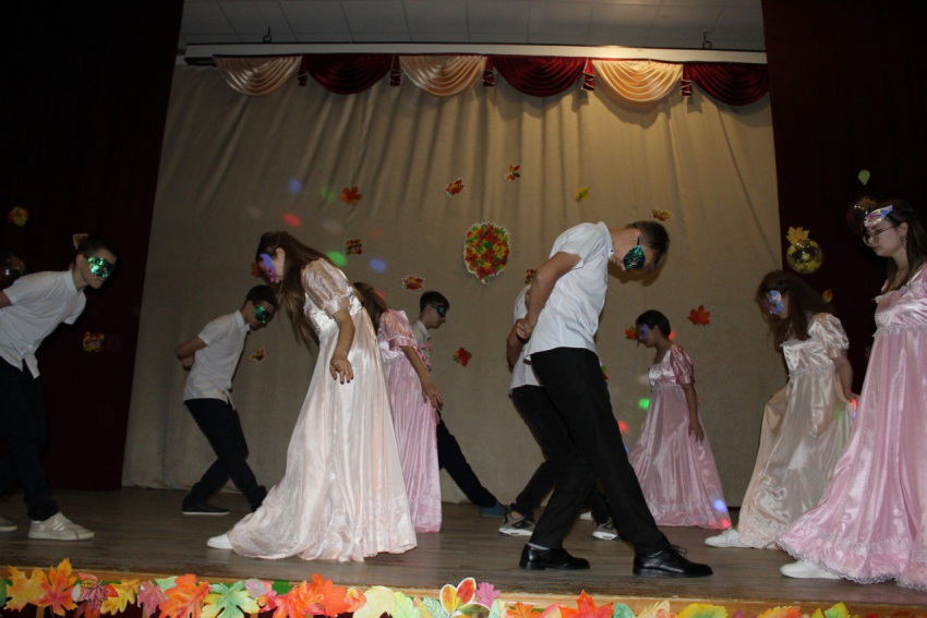 Традиционный Осенний бал состоялся в гимназии №5 Морозовска