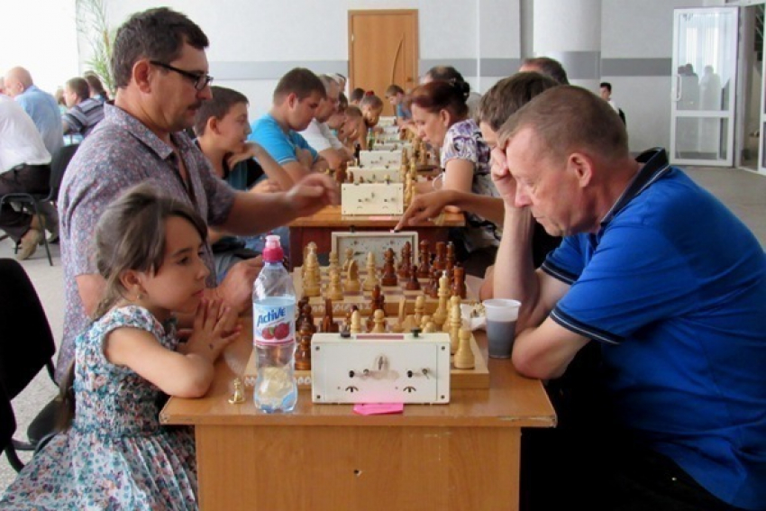 В Морозовске целый день «сражались» 50 шахматистов возрастом от 8 до 76 лет