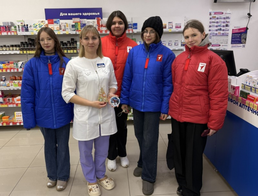 Участники Движения первых поздравили морозовчан на рабочих местах с Новым годом