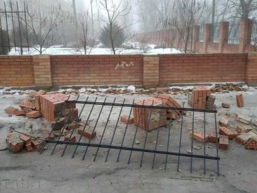 Неизвестные в Морозовске разгромили забор школы №4
