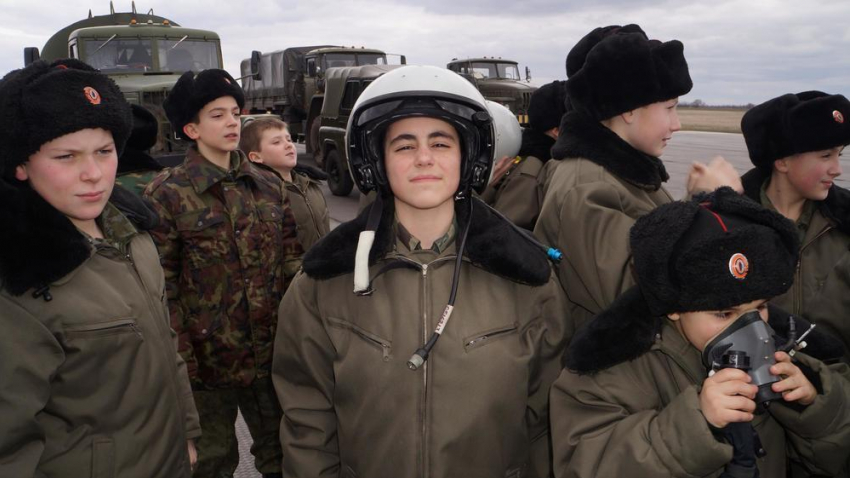Кадеты побывали на военном аэродроме Морозовска
