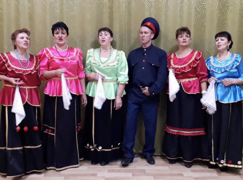 Сотрудники городского досугового цента «Спутник» поздравили морозовчан с Покровом Пресвятой Богородицы