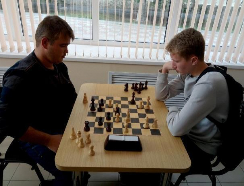 Семь шахматистов из Морозовска победили в зональном турнире по шахматам