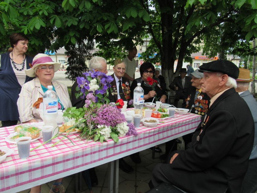 Ветеранов, детей войны и всех желающих в Морозовске угощали солдатской кашей