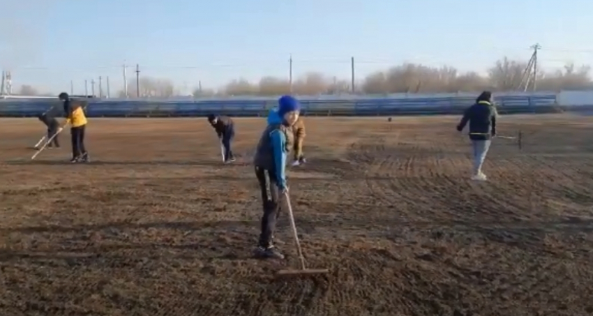 Футбольное поле на городском стадионе в Морозовске привели в порядок 