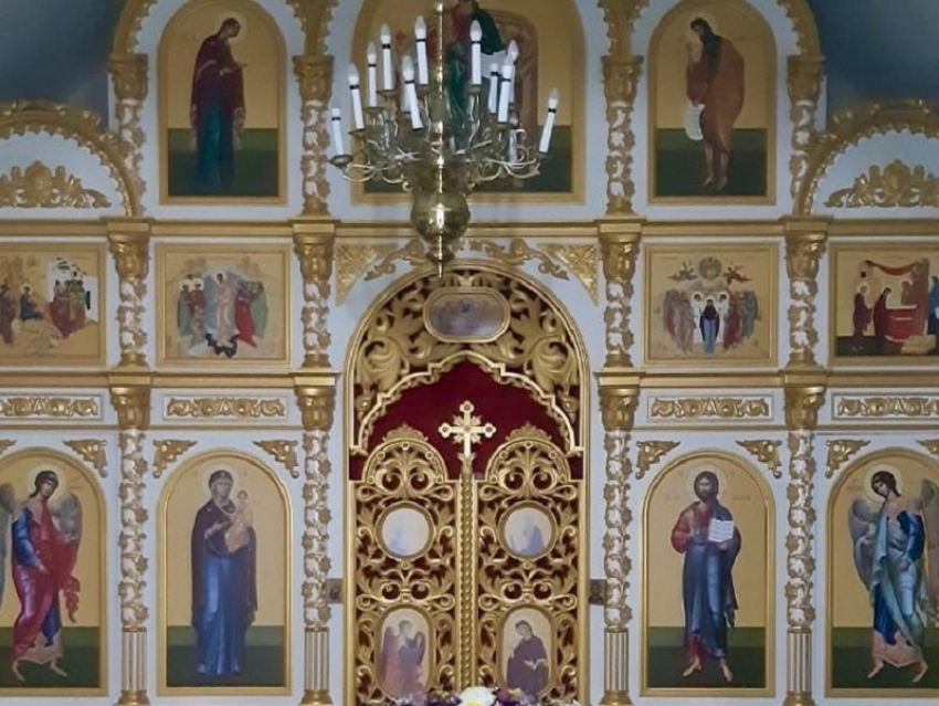 В храме Покрова Пресвятой Богородицы в Морозовске установили новый иконостас