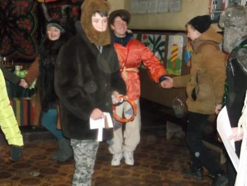 Веселыми играми, музыкой и гаданями встретили Старый новый год в хуторе Старопетровском