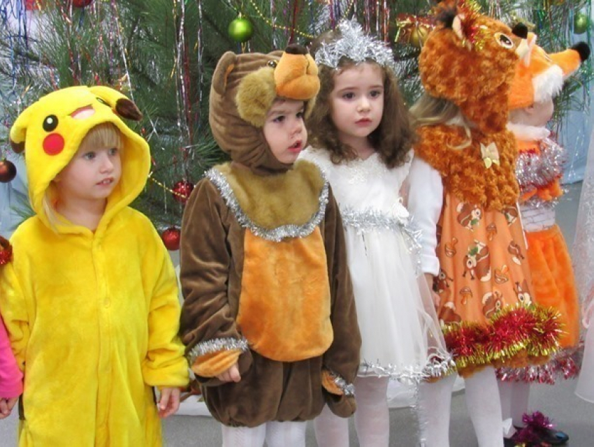 Маленькие детсадовцы весело отпраздновали Новый год в Морозовске и попали на видео
