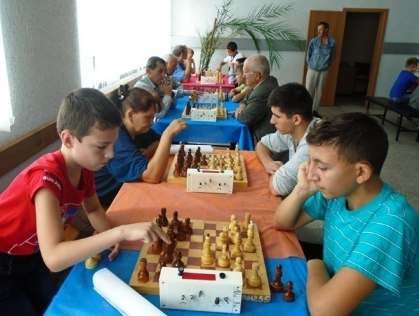 Шахматисты из шести районов сразились на турнире в Морозовске