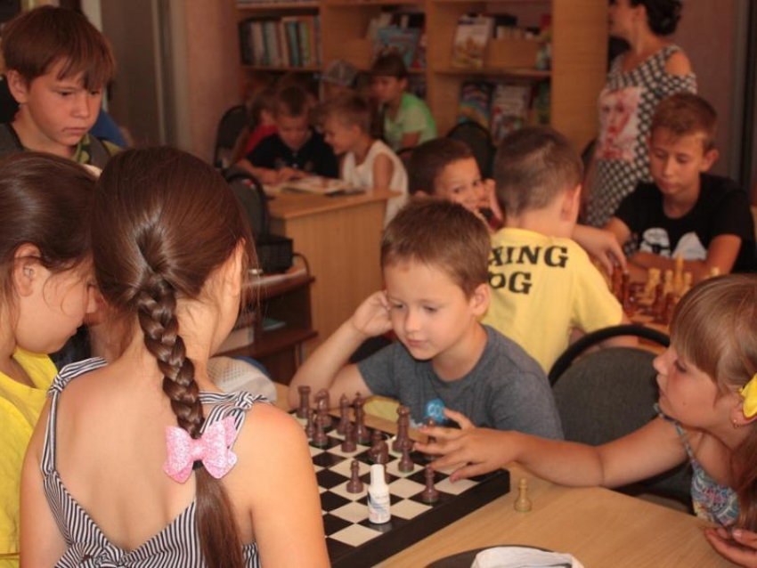 Международный День шахмат отпраздновали в детском отделе бибиотеки Морозовска