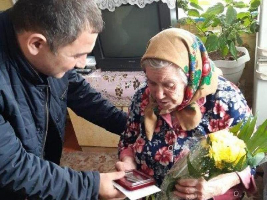 С пожеланиями здоровья и долголетия глава Гагаринского сельского поселения вручил труженикам тыла юбилейные награды