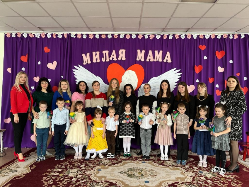 В детском саду «Сказка» для мам в их праздник читали стихи, пели песни, танцевали и играли 
