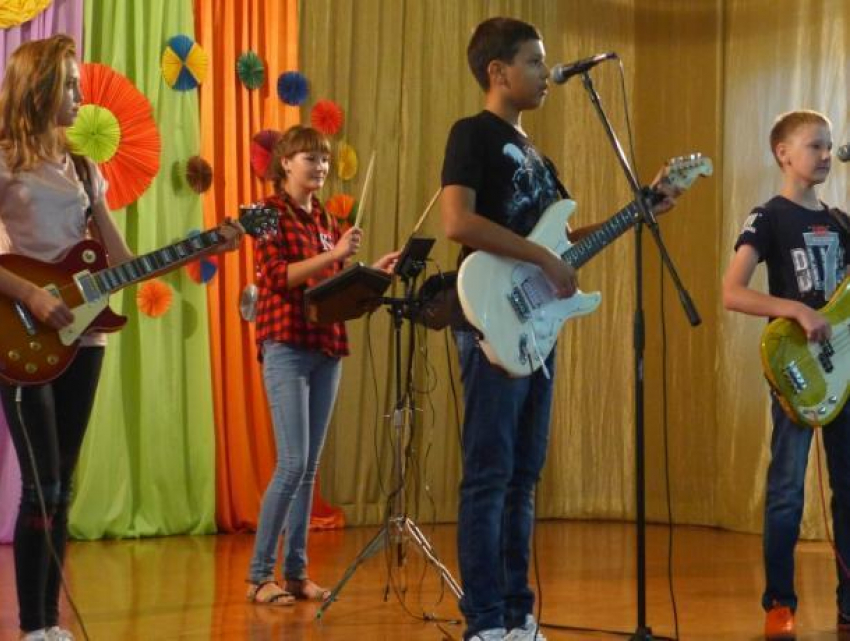 Большим концертом отметили маленькие звезды начало учебного года в Морозовске