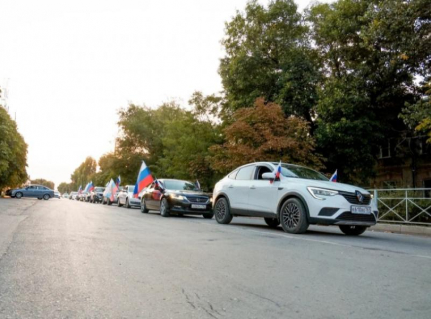 Яркие краски развивающегося триколора подарил улицам Морозовска семейный автопробег в честь Дня государственного флага