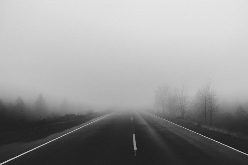 Осторожно, туман: жителям Ростовской области рекомендовали быть крайне внимательными на дороге