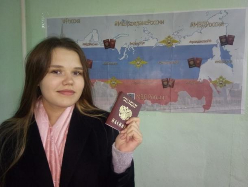 Юным морозовчанам вручили паспорта в преддверии празднования Дня Конституции Российской Федерации