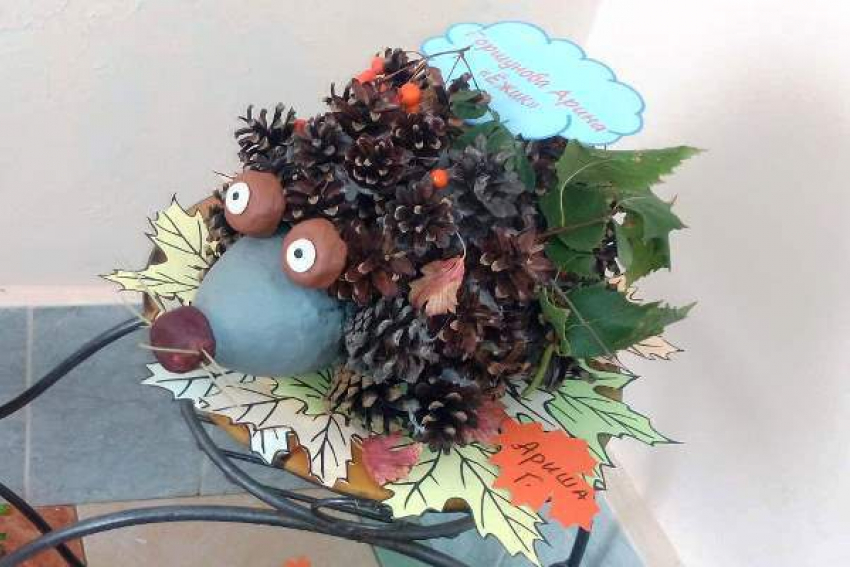 Ежи из шишек и цветочно-овощные мотивы украсили выставку в детском саду «Солнышко» в Морозовске