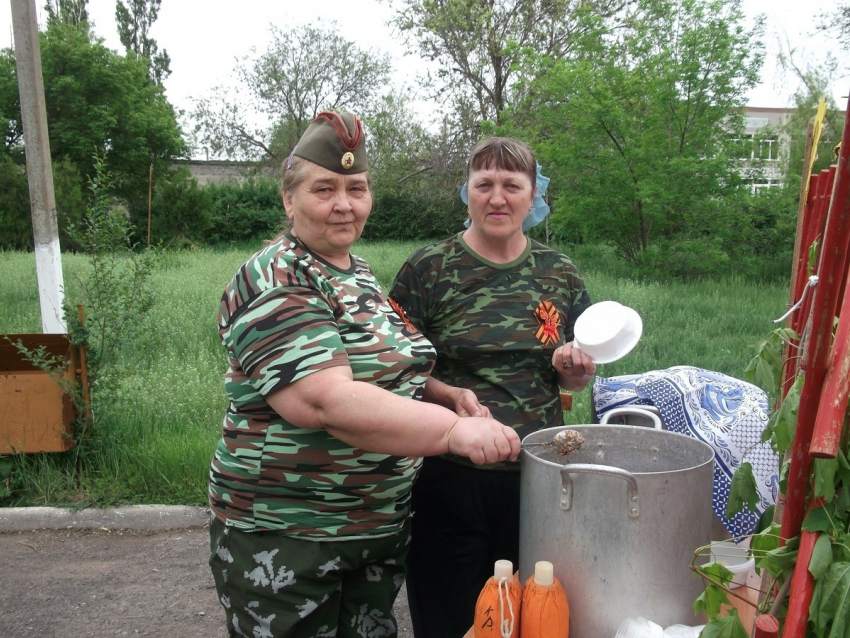 Каждый желающий мог угоститься вкусной кашей и выпить горячего чаю на акции в хуторе Старопетровский