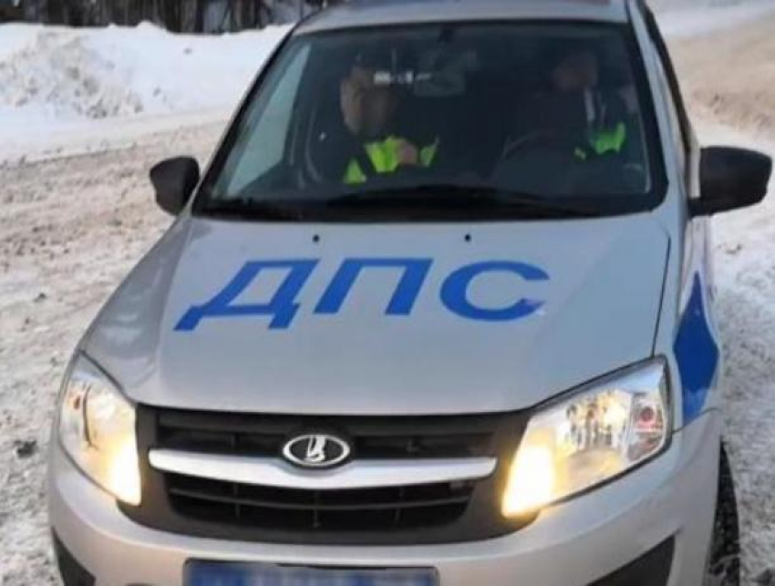 Двое сотрудников полиции из Морозовска спасли замерзающую на трассе семью