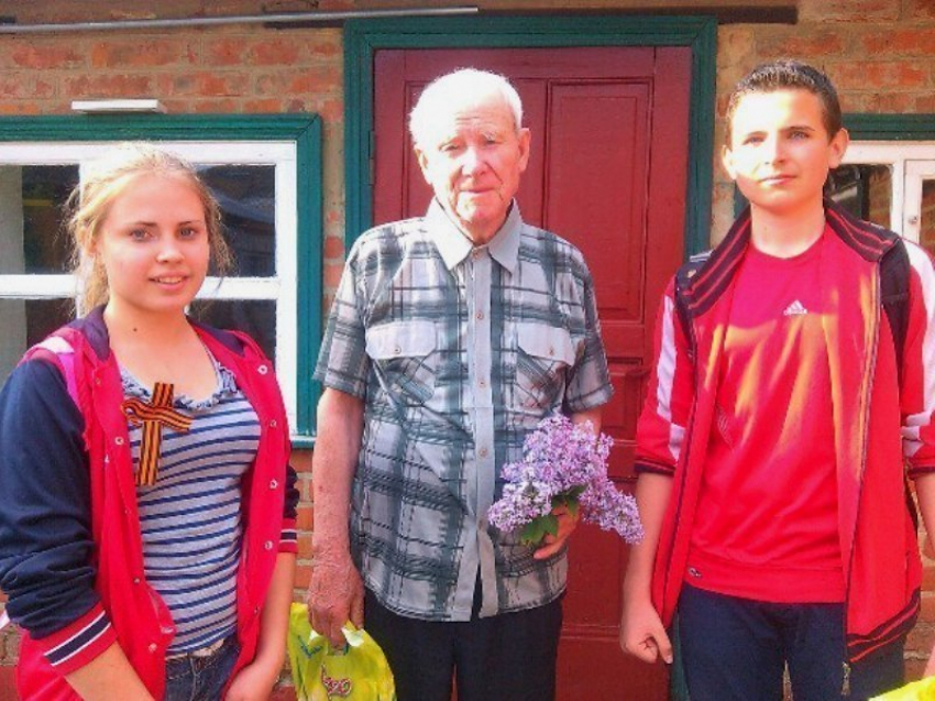 Волонтеры проекта «'Время благодарить'» в Морозовске навестили и поздравили ветеранов 