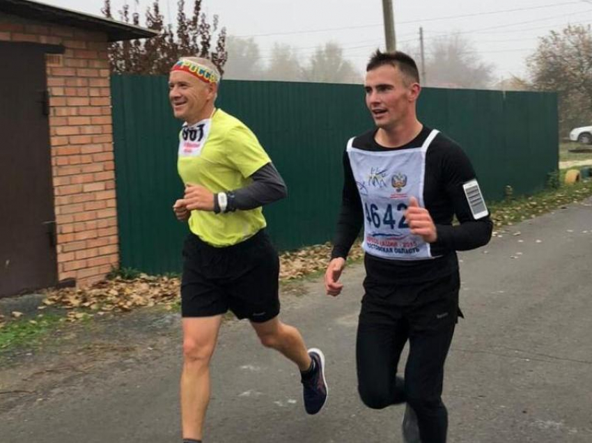 Морозовские бегуны успешно выступили на сельском марафоне «Октябрьский колос» в поселке Каменоломни