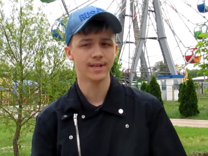 Поющий в парке Морозовска парень с сильным голосом попал на видео  ﻿