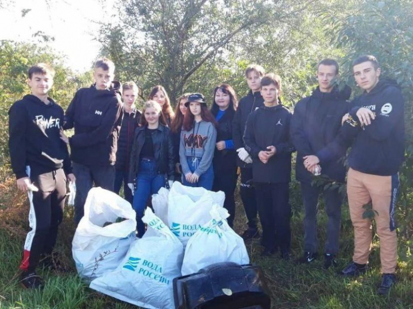Волонтеры отряда «На крыльях добра!» в Морозовске очистили участок берега реки Быстрой от мусора